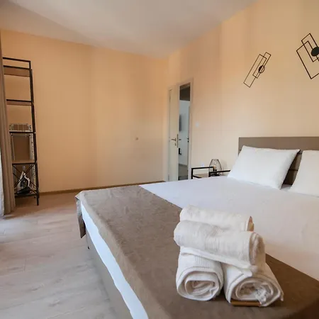 Apartament By The River 2 *